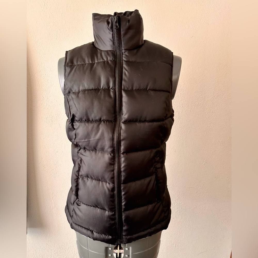 Puffer vest in black. Size M. Like new, never worn.